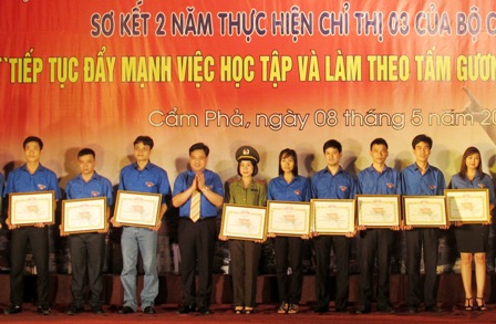 Đồng chí Hoàng Bá Nam- Ủy viên BTV Trung ương Đoàn- Bí thư Tỉnh Đoàn Quảng Ninh trao giấy khen cho các tập thể có thành tích xuất sắc trong 2 năm thực hiện chỉ thị số 03 của Bộ Chính trị.